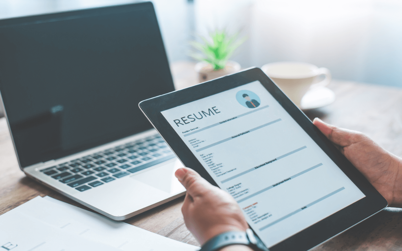 Sử dụng công cụ thiết kế chuyên nghiệp để tạo CV bằng điện thoại